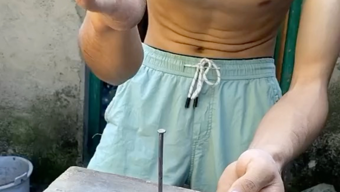居然能徒手劈钉子入木太强了