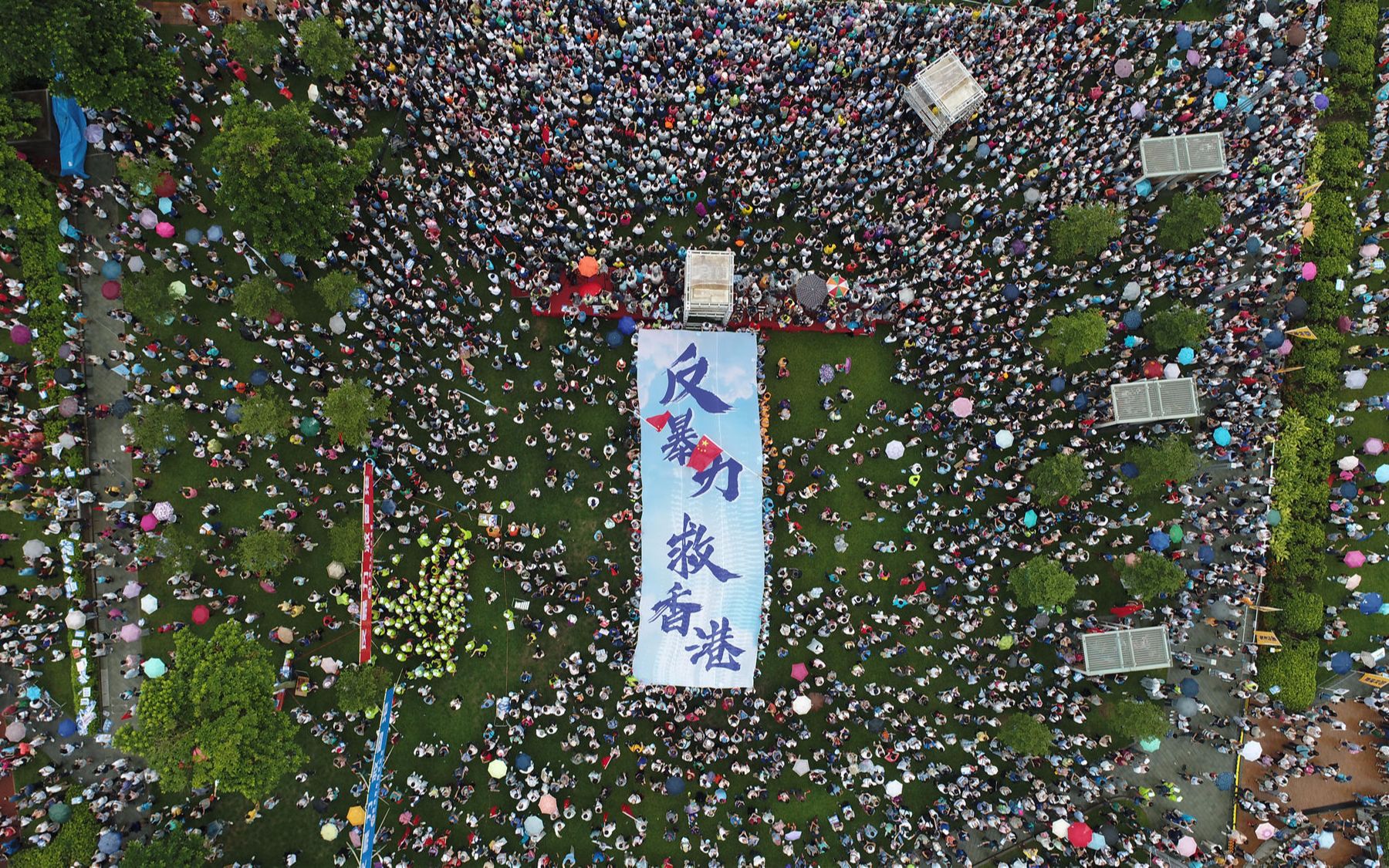 震撼航拍 这才是香港！近50万人发起“反暴力、救香港”集会