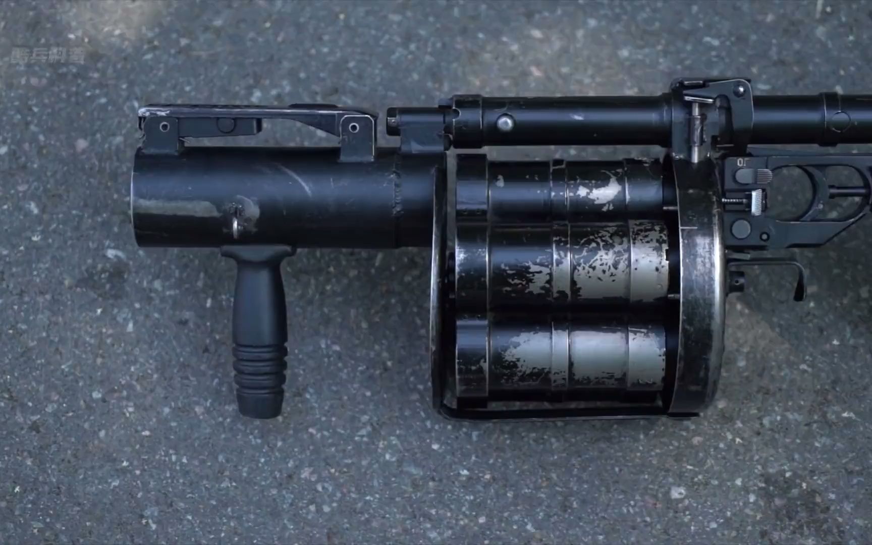 南非的科幻左轮炮，仅用三秒清空六发榴弹，武器爱好者的浪漫主义