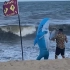 为了提醒人们海中可能有鲨鱼，让人们不要下海游泳，巴西一处海滩的管理处特意派出了这样一位安全员…