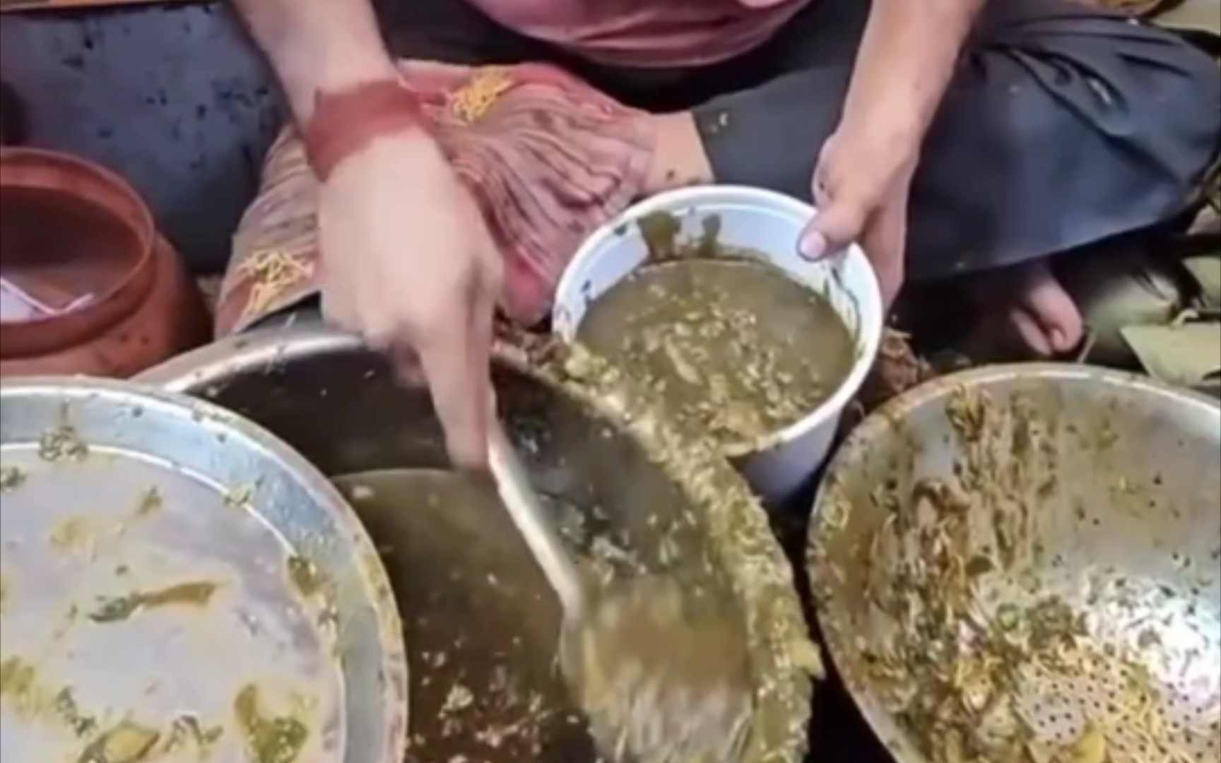 印度街头快餐，为啥就不能好好盛饭。非要撒一地