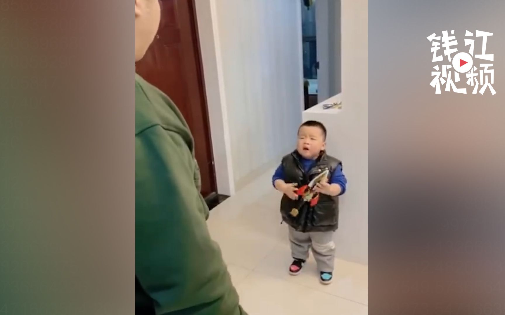 浙江一2岁小男孩被爸爸批评 边哭边顶嘴令人哭笑不得