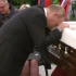 在济尼切夫告别仪式上，普京神情悲痛，额头紧贴灵柩十多秒