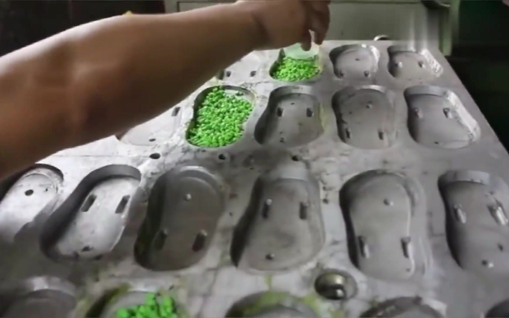 看莆田的假鞋工厂机器：塑料颗粒放进模具压一下整个鞋面就完美复制出厂
