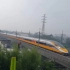 雅万高铁提速，大雨中也能跑303公里/时，印尼人撑着雨伞看火车