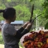 女子在湖南苗寨，山居第三年，今天去树上抓虫子吃，香喷喷高蛋白