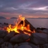 【玮兰床垫】--助眠视频 夕阳下海边的篝火在燃烧