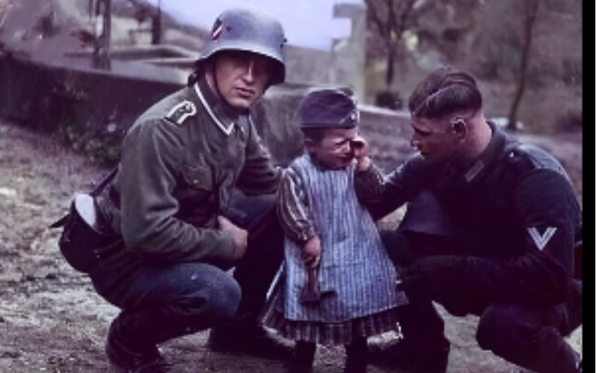 高清二战老照片，1941年，德军国防军士兵安慰受的惊吓的小女孩，默片自己体会，愿世界和平