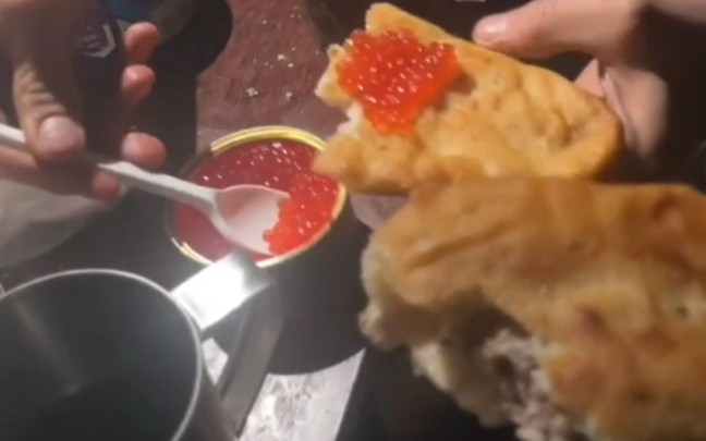 俄乌战争前线俄军晚餐，简单的罐头鱼子酱配面包