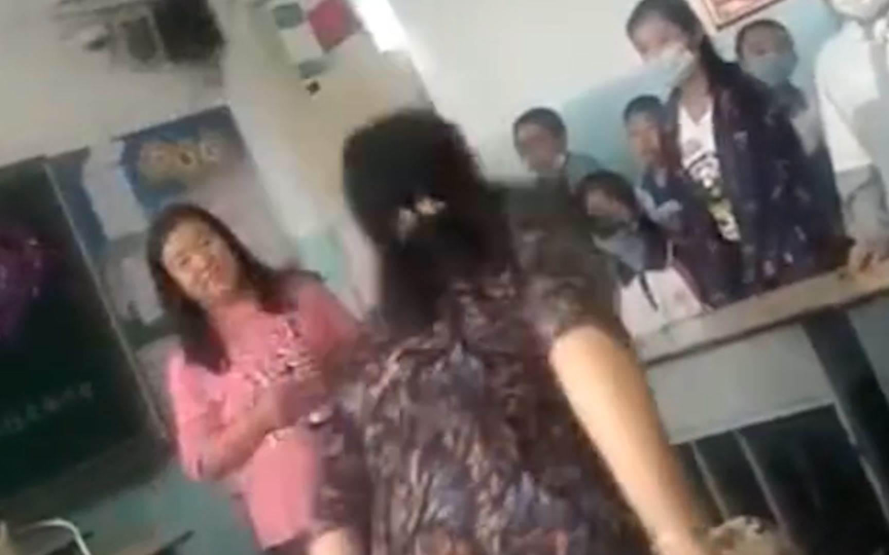 恶心！女教师向学生吐口水 只因她没送花