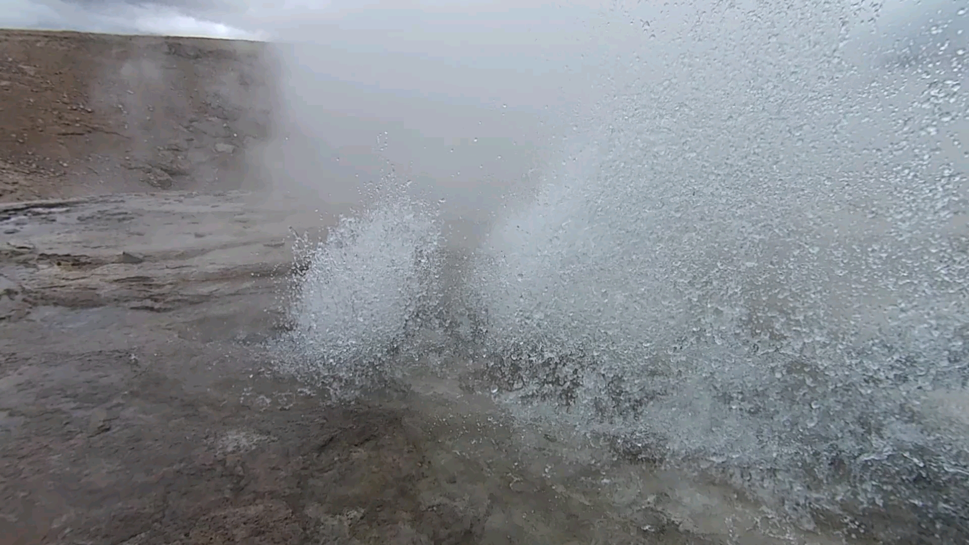 西藏阿里措勤达格架温泉