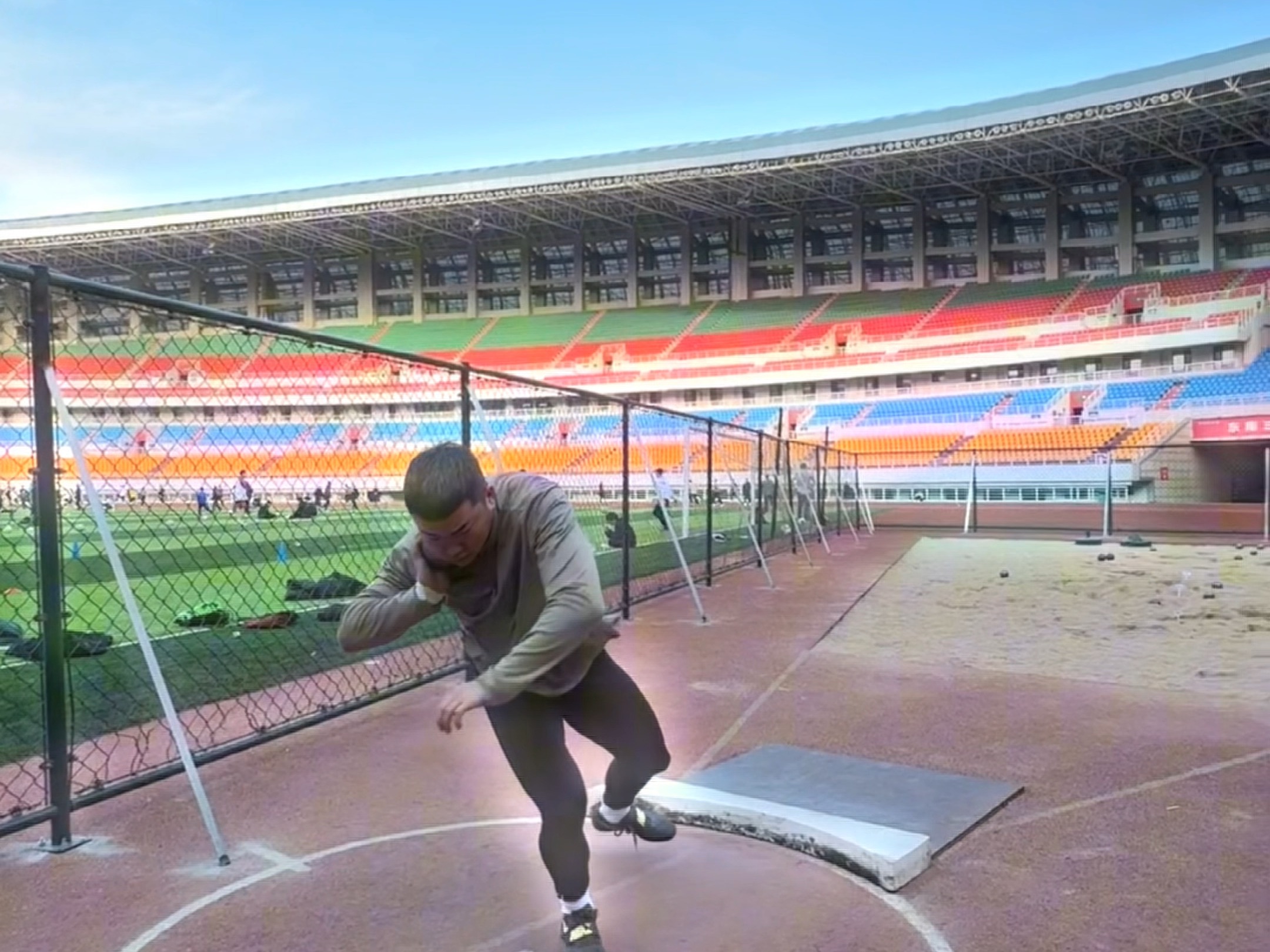 成绩提不上去的同学可以试试“闭上眼”的投法，比你“睁着眼”投的远。#体育生 #铅球