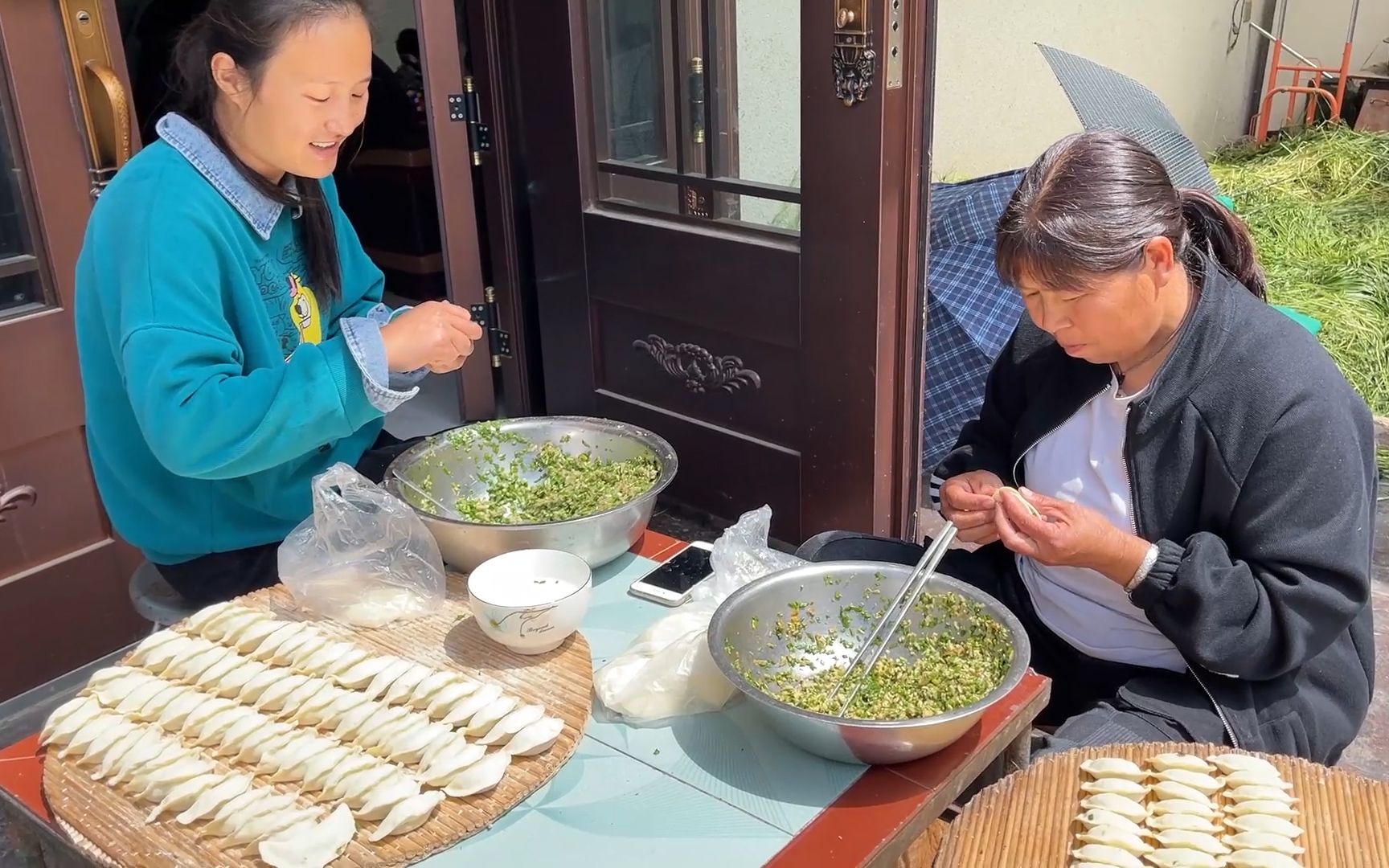 还没吃过槐花馅饺子，今天婆媳包一些尝尝味，入口满嘴清香真好吃