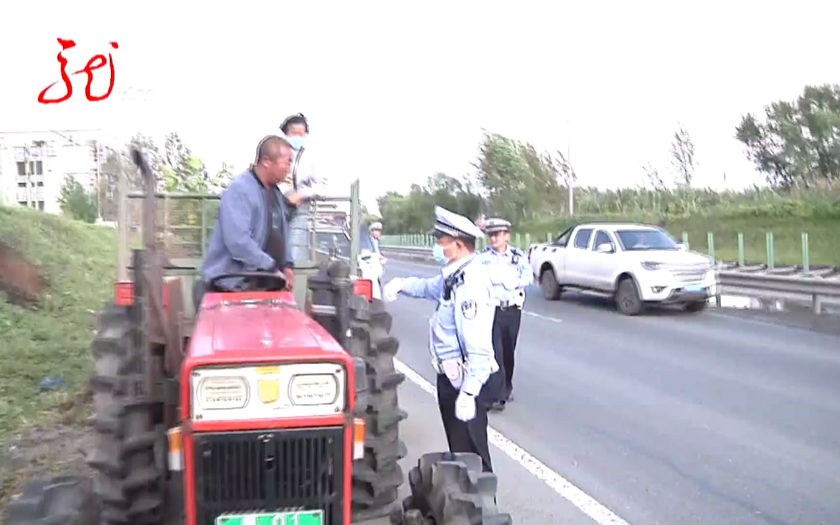 交警加大农村交通整治力度 严禁拖拉机载人 消除安全隐患