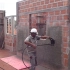 建筑小哥发明“刷墙”神器，造价80元，一天可以刷两栋房子