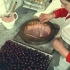 1965年，伦敦一群朴实的女性用勤劳的双手创造出了美味的酒心巧克力