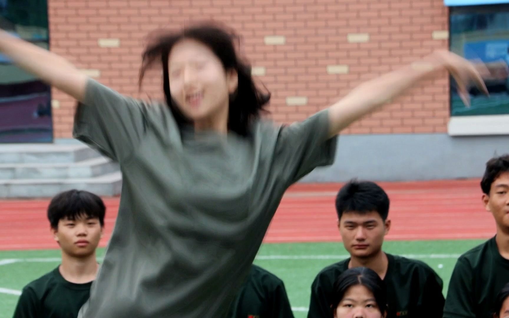 许昌市第三高级中学高一国防教育 舞蹈助力 拥抱青春 绽放活力