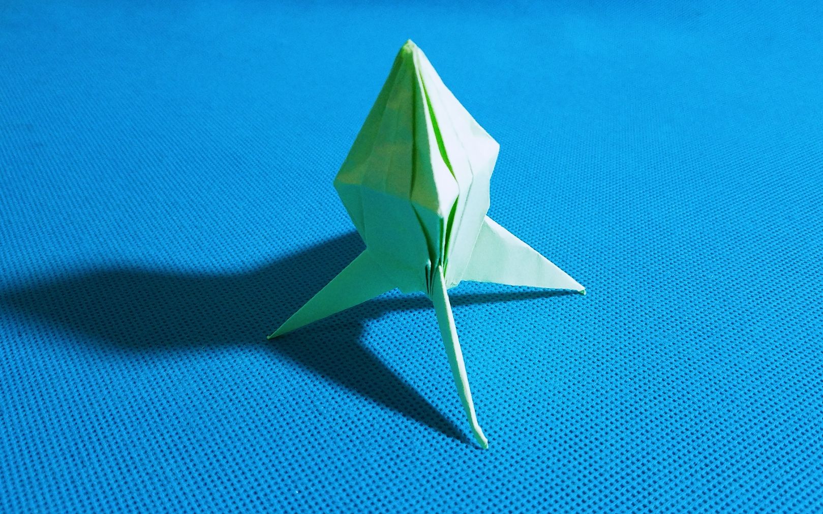 【折纸王子】纸飞机F16战斗机 讲解详细 简单易学 给孩子做玩具_手工_生活_bilibili_哔哩哔哩