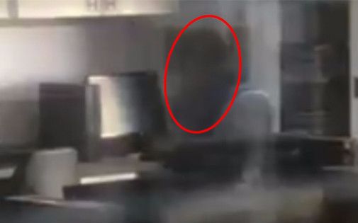 反光还是闹鬼?实拍光天化日下出现在教室里的诡异黑影