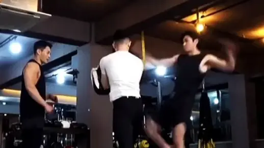 #东方神起 #郑允浩 我家哥哥什么都好，就是有时候有点用力过猛哈哈哈哈哈哈哈