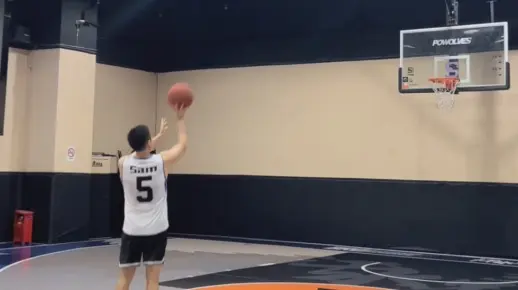 投篮动作示范啦~