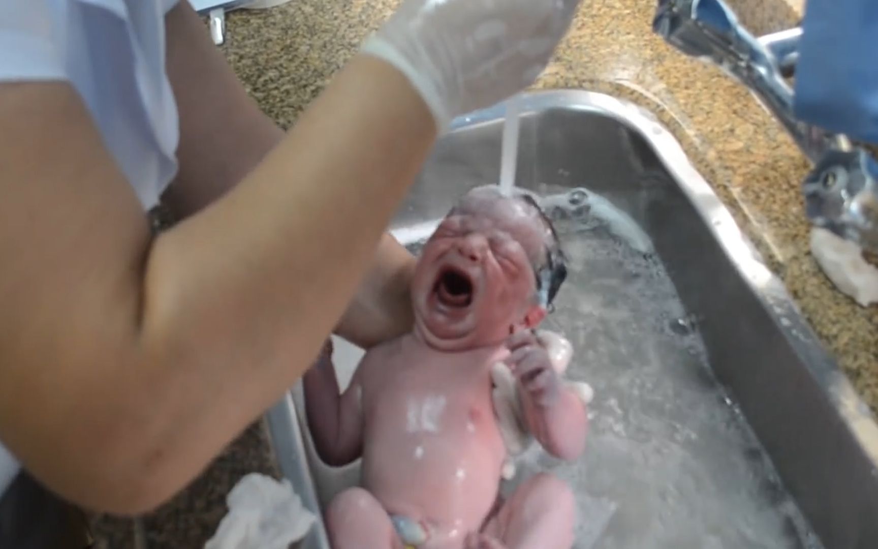 产科护士把新生儿直接放水龙头下冲洗，手法粗鲁似洗菜，爸爸怒了