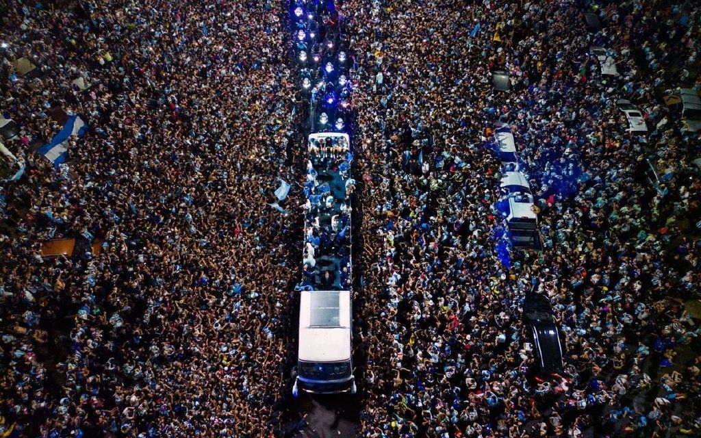 你见过凌晨三点的布宜诺斯艾利斯吗？梅西率队归乡 超20万人迎接世界杯冠军回家