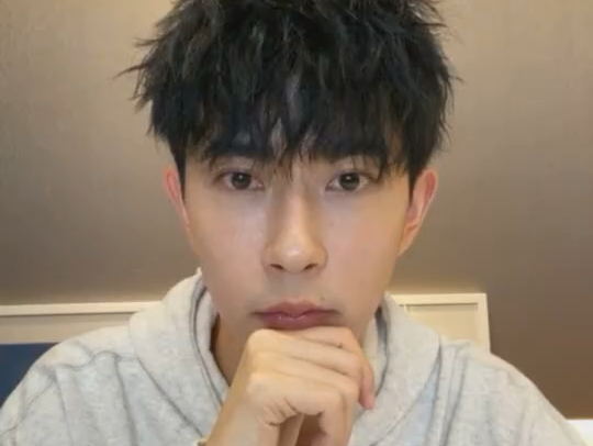 ［于朦胧］20191211一直播，最后唱的英文歌歌词改了表述自己的煎熬想回家，唱到一半用狗狗来掩饰自己偷偷抹眼泪，真是委屈的