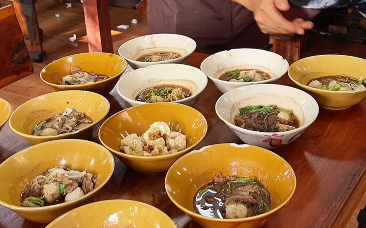泰国美食：泰国百年船面汤鲜味浓一口一碗你能吃多少碗