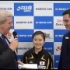 一位德国人用英文采访日本选手，日本选手用东北方言回复英国的中文翻译。