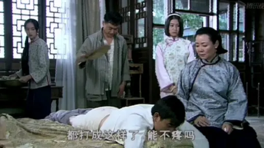 少爷闯祸被父亲用家法暴打
