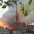 巴黎在哭泣，巴黎圣母院在燃烧