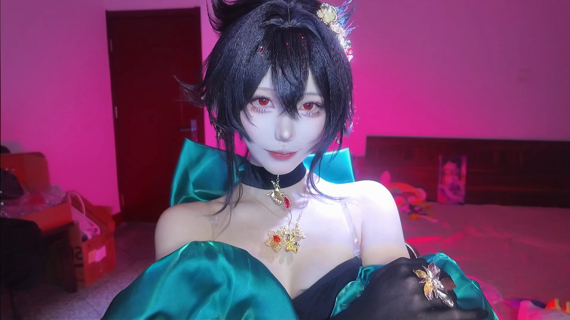 宝石成了赝品，她的双眸才是真迹