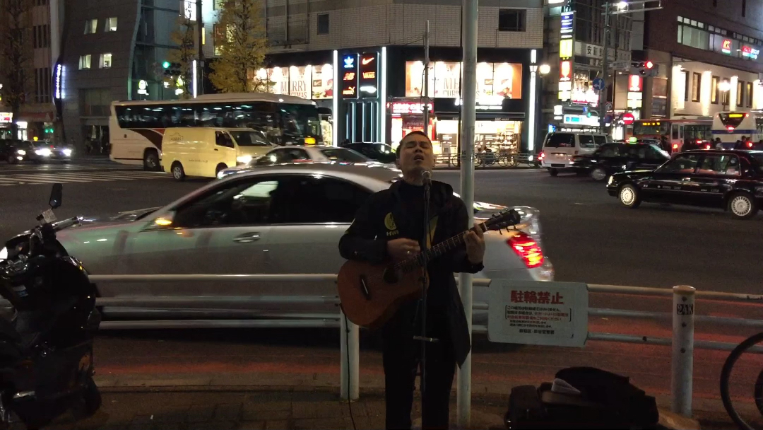 我在东京街头唱歌的这一幕感动了许多人。