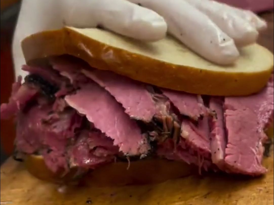 布鲁克林犹太风味餐厅的寻牛肉三明治