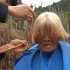 90岁老奶奶的无奈，眼睛还瞎掉一只，村里连理发店都没有