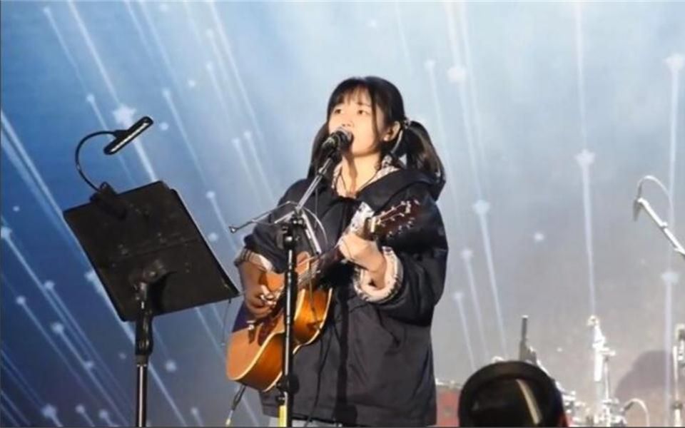 花粥凭借一首《盗将行》走红,现携《出山》再次刷屏!太好听了!