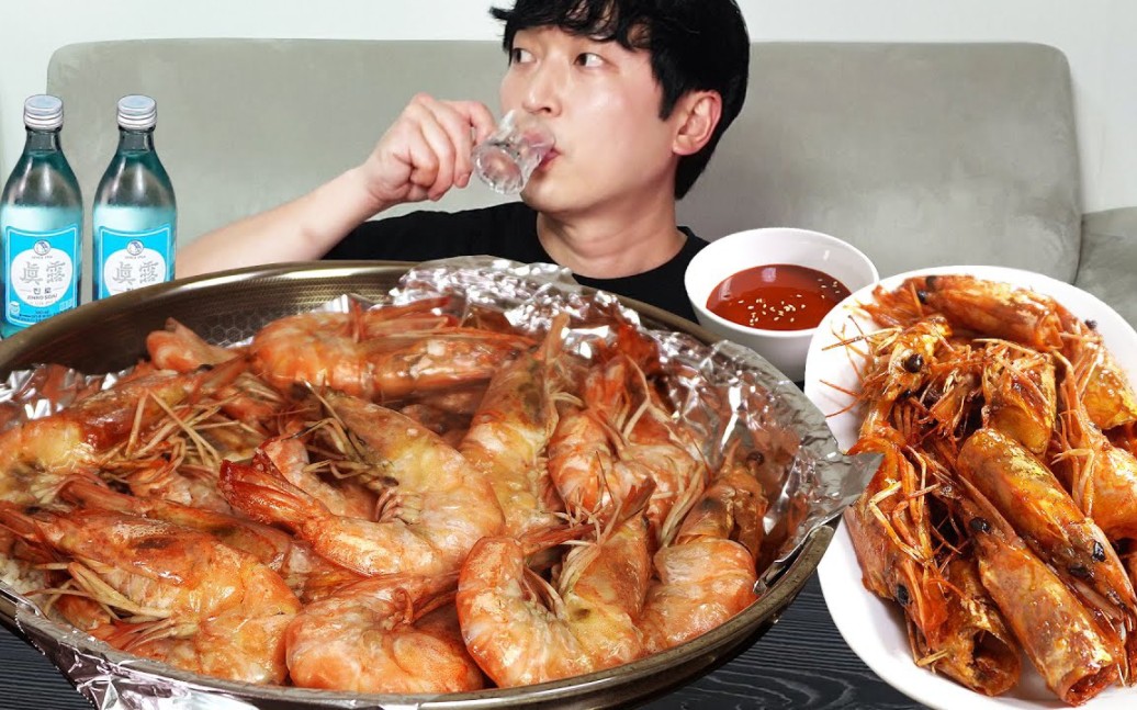 韩国富二代吃烤大虾，一次二十个，连虾头都不放过，他到底有钱没钱？