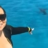 牛姐玛利亚凯莉被一条游过她游艇的鲨鱼吓到