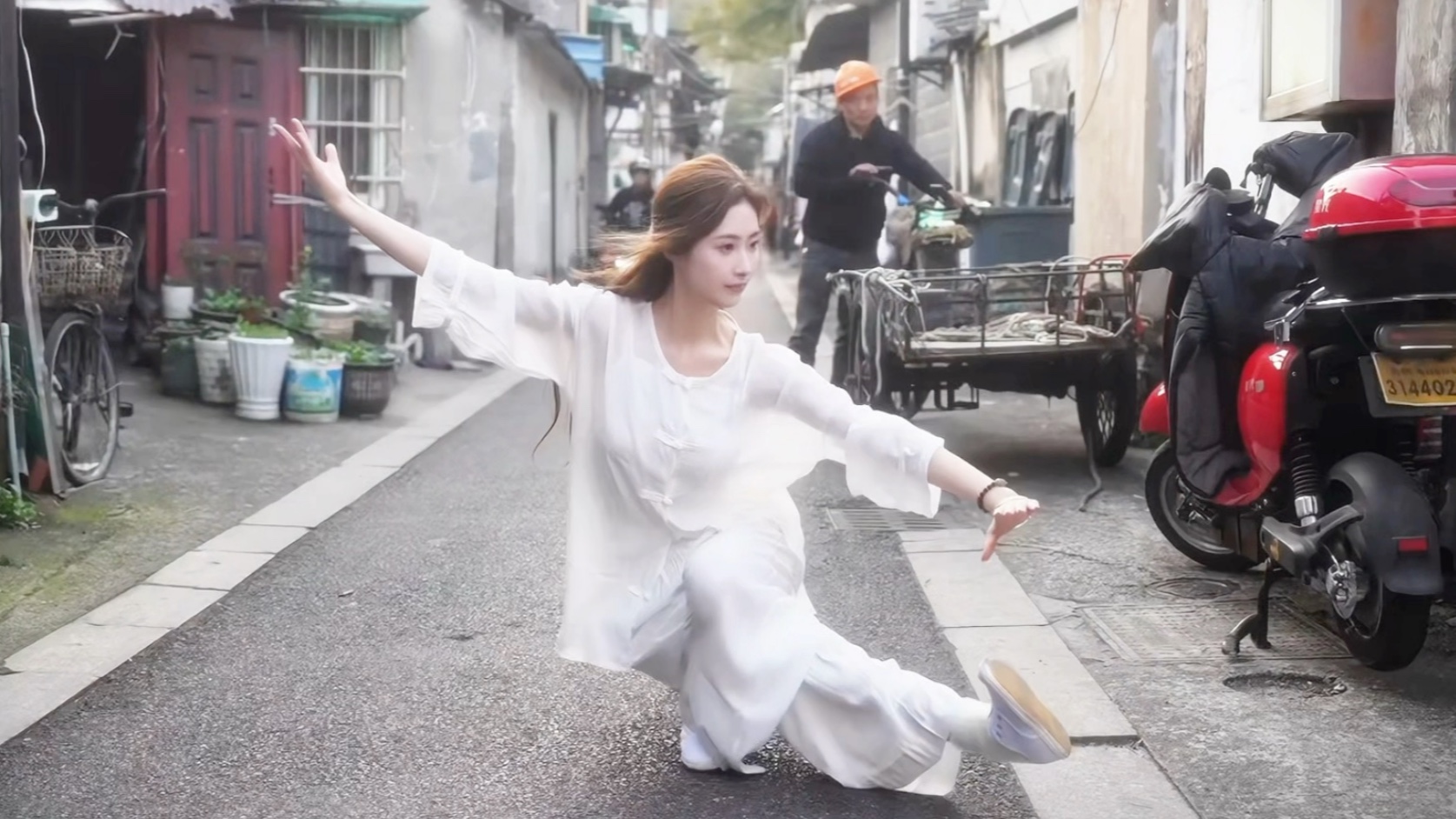 那住在小院里自幼喜欢武术的温柔大姐姐～