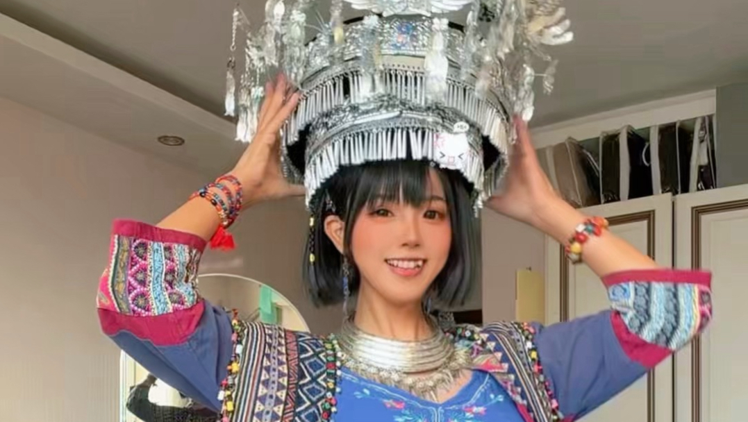 The crown is too big!