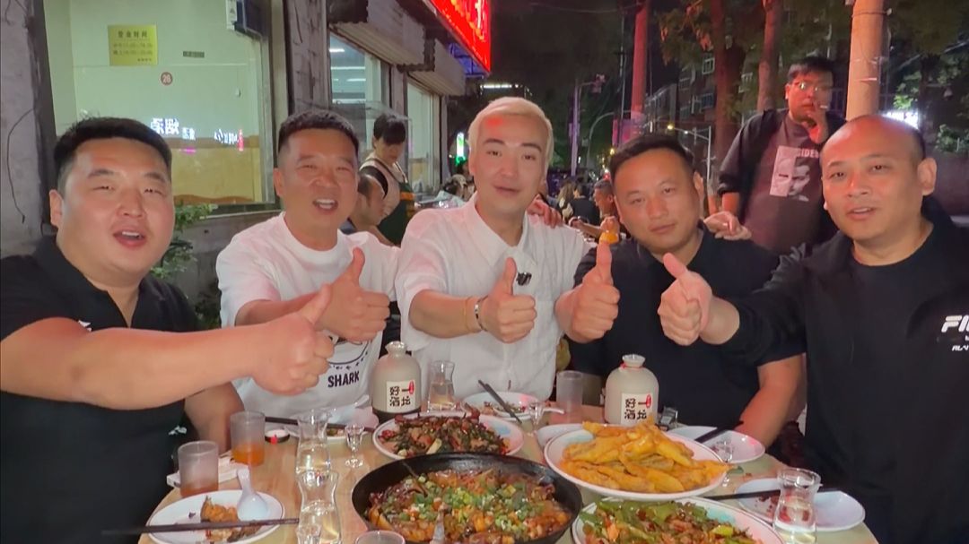 男人晚上的快乐就是喝点小酒聊聊天 再感叹一句好男儿志在四方