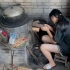 16岁女儿给84岁父亲烧水做饭，这样的生活还能维持多久？
