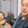 看他给儿子剪脚指甲，本想逗逗他，结果他还嫌弃我