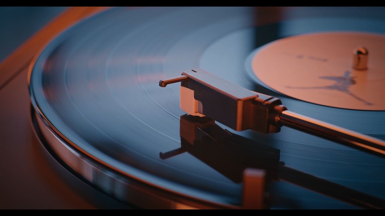 Artlist 4K ProRes超高清复古黑胶唱片播放、磁带、放影机、特写镜头、实拍镜头、音频播放视频剪辑素材 Retro Spin