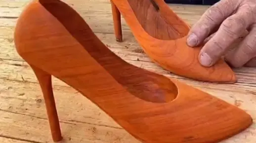 爷爷手工制作的红木高跟鞋