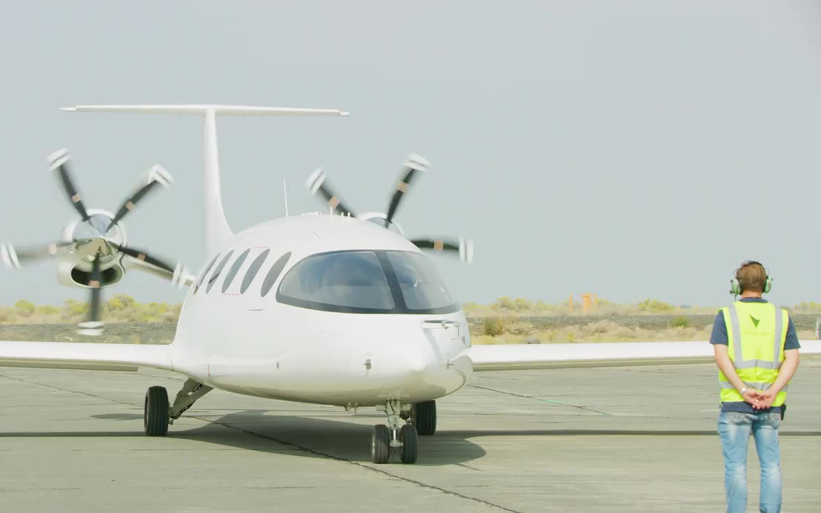 Eviation Alice 全电动飞机进行高速滑跑测试，展示了前轮抬起，距离首飞仅一步之遥。