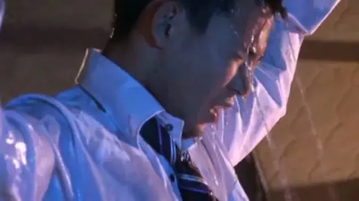 正装肌肉帅哥被绑架，一盆水泼醒