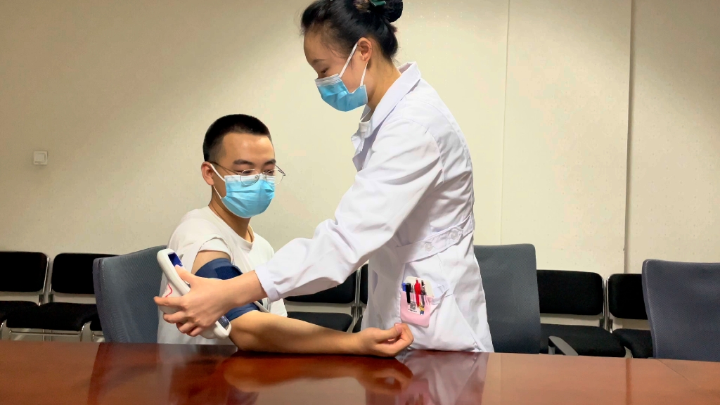指导老年人如何使用电子血压计