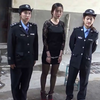 美女犯人判决后被要求带上死镣，如今镣铐加身，真是悔不当初
